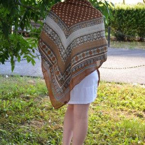 Esarfa vintage cu design clasic pe fond maro cu bordura lata - Img 2