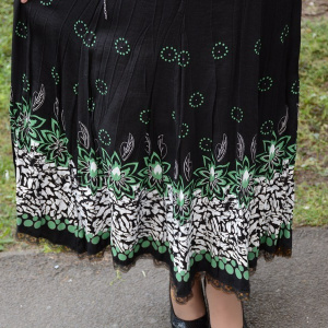 Fusta lunga de culoare neagra cu imprimeu floral alb-verde - Img 4