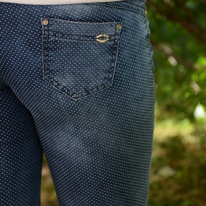 Pantalon bleumarin cu aspect de blug cambrat, design de buline - Img 3