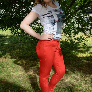 Pantalon fashion de culoare rosie, talie medie, decor de cristale - Img 3