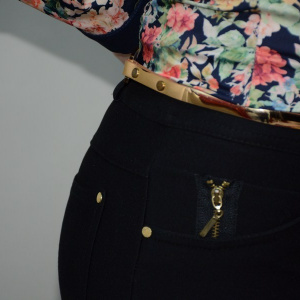 Pantalon usor elastic, nuanta de negru, curelusa aurie - Img 5