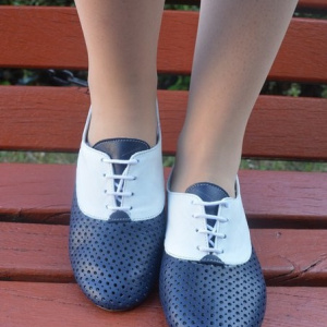 Pantof din piele naturala, cu perforatii, de culoare bleumarin-alb - Img 2