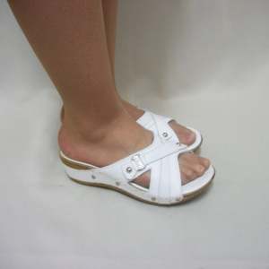 Papuc alb confortabil cu design de barete si capse argintii - Img 3