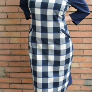 Rochie casual cu design de carouri mari, bleumarin combinat cu alb - Img 4