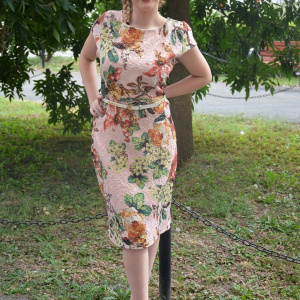 Rochie casual cu design de motive florale pe fundal roz - Img 2