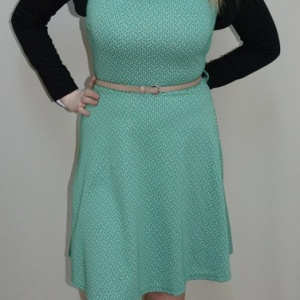 Rochie casual, pe turcoaz, cu material pepit si design abstract, fusta in clos - Img 6