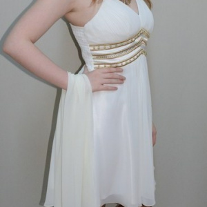 Rochie chic, nuanta de alb, design auriu interesant - Img 3