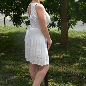 Rochie comoda de vara culoare alba cu broderie si pliuri mari - Img 4