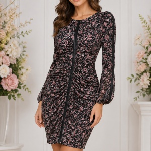 Rochie damă mulată cu imprimeu floral, spate decupat în U și detalii negre