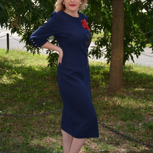Rochie de culoare bleumarin cu broderie deosebita si slit pe picior - Img 4