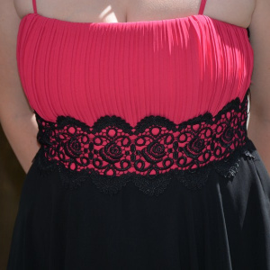 Rochie de gala scurta, cu fusta din voal negru si top plisat roz - Img 5