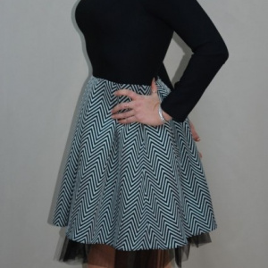 Rochie de ocazie cu croi evazat cu insertie de tul, negru-argintiu - Img 3