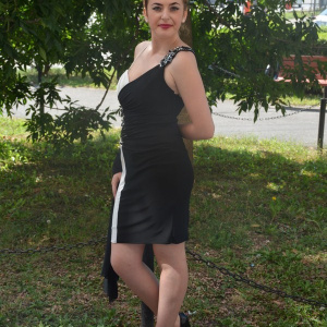 Rochie de ocazie rafinata, neagra cu alb, si insertii de strass-uri - Img 5