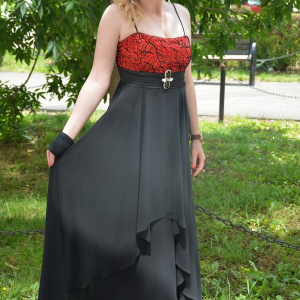 Rochie de seara lunga neagra, cu design modern si top rosu dantelat - Img 3