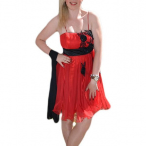 Rochie de seara scurta, rosie, usor evazata, insertie de flori negre - Img 1