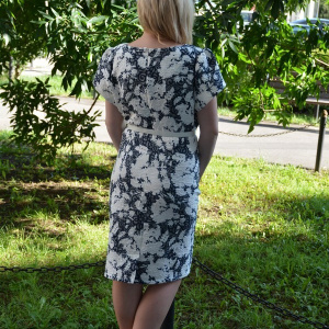 Rochie de zi din material subtire nuanta gri-alb, design imprimat - Img 3