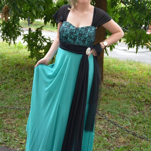 Rochie deosebita de gala, lunga, pe fond turcoaz cu insertii negre - Img 4