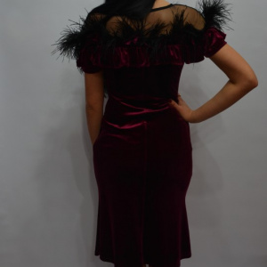 Rochie deosebita din catifea visinie cu insertii de pene negre - Img 6