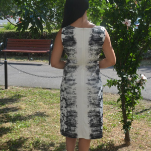 Rochie dreapta de culoare neagra cu design alb, fara maneca - Img 5