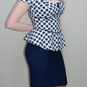 Rochie eleganta bleumarin-alb, tip costum, cu peplum in talie - Img 3
