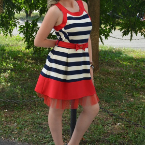 Rochie eleganta, cu dungi bleumarin-albe si contur rosu - Img 4