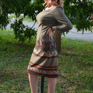 Rochie eleganta, cu flori in partea de jos, de culoare maro - Img 6
