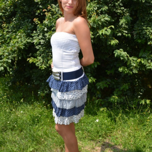 Rochie fara maneci, nuanta de bleumarin-alb, volanase - Img 2