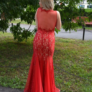 Rochie lunga de seara, tip sirena, dantela rosie cu insertii de tul - Img 4