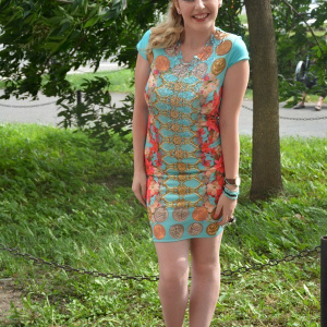 Rochie mini cu croi cambrat pe corp, culoare turcoaz cu model - Img 2