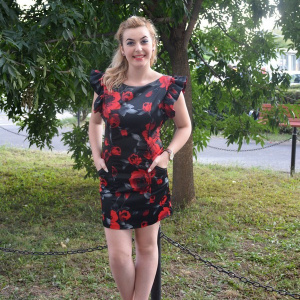 Rochie neagra cu trandafiri rosi si maneca cu falduri - Img 2