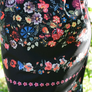 Rochie neagra, imprimeu cu aspect de broderie multicolora - Img 6