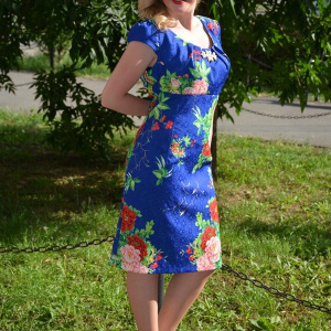 Rochie rafinata de culoare albastra cu flori rosii, model scurt - Img 3
