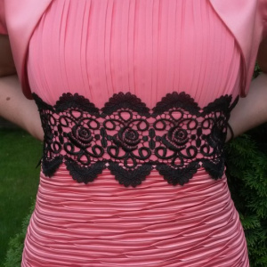 Rochie rafinata de seara, nuanta corai, cu inserti de dantela neagra - Img 5