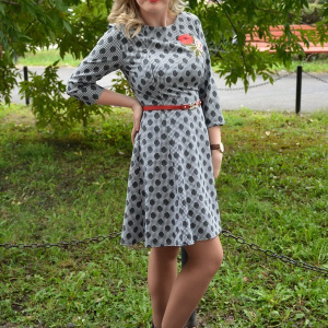 Rochie rafinata de zi cu flori brodate si design de buline negru-gri - Img 3