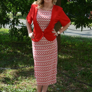 Rochie rosie cu imprimeu geometric alb, tip costum cu sacou - Img 2