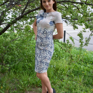 Rochie scurta de birou cu design floral si croi usor cambrat - Img 2
