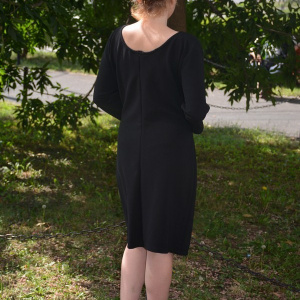 Rochie simpla neagra cu decolteu rotund si insertie de colier auriu - Img 4