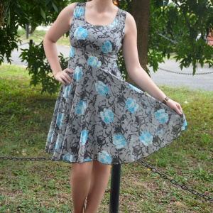 Rochie vaporoasa, cu imprimeu de flori albastre pe fond gri - Img 5