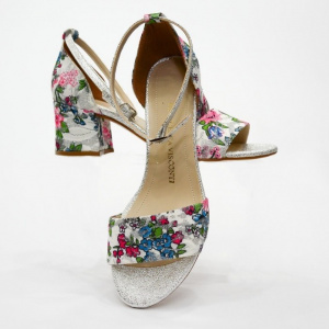 Sanda fashion cu design multicolor pe fond alb si bareta pe glezna - Img 5