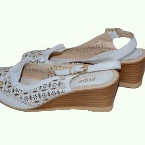 Sanda usoara cu talpa plina, culoare alba, cu design de cusaturi - Img 2