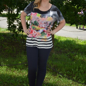 Tricou de primavara-vara, negru cu imprimeu modern in fata - Img 2