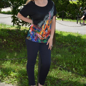 Tricou deosebit cu imprimeu colorat pe fond negru aplicat in fata - Img 4