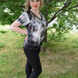 Tricou negru cu imprimeu modern, chic, si strasuri mici aurii - Img 3