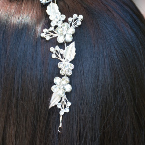 Agrafa eleganta tip coronita cu model floral cu cristale, pe argintiu - Img 7