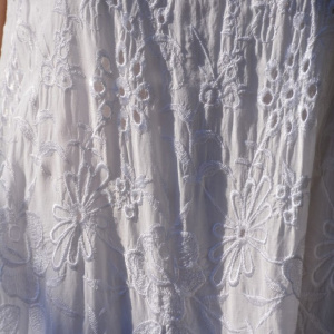 Bluza casual, de culoare alba, cu model de broderie florala - Img 8