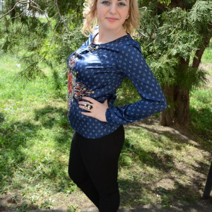 Bluza de culoare bleumarin din material cu model si aspect satinat - Img 4