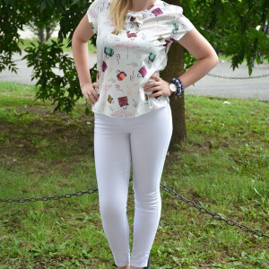 Bluza de vara cu design original, fond alb imprimeu multicolor - Img 2