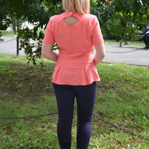 Bluza deosebita de vara in culoare corai, cu fronseuri si decupaje - Img 4