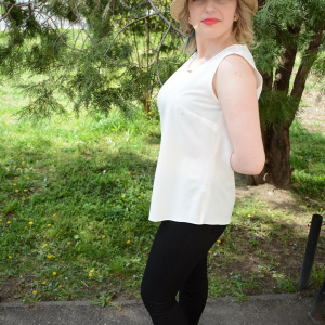 Bluza fara maneca, de culoare alba cu insertie metalica in fata - Img 3