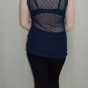 Bluza in nuanta de bleumarin-alb, fara maneci, guler chic - Img 5